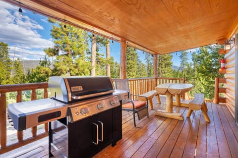 Outdoor Dining and Firepit, Pet Friendly, Breathtaking Views, High End Cabin Cabin in Rocky Mountain National Park