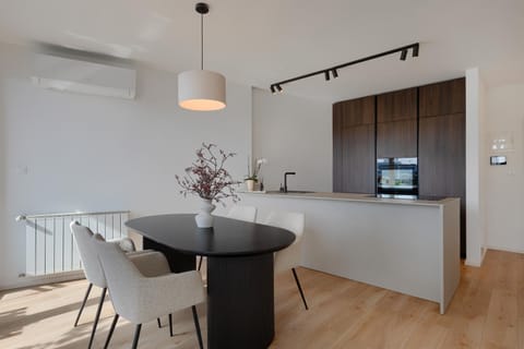 Dining area, kitchen