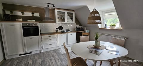 Coffee/tea facilities, Kitchen or kitchenette, Dining area, dishwasher, oven, stove, toaster