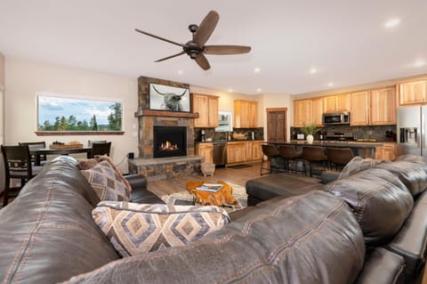 Pool Table, Expansive Mountain Views, New Construction, Close to Town House in Grand Lake