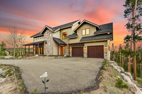 Incredible Views, Hiking from the Property, 4 Ensuite Baths, Luxury Home House in Rocky Mountain National Park