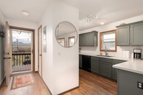 Pet Friendly - Cozy & Modern Cabin - Surrounded by Nature Cabin in Rocky Mountain National Park