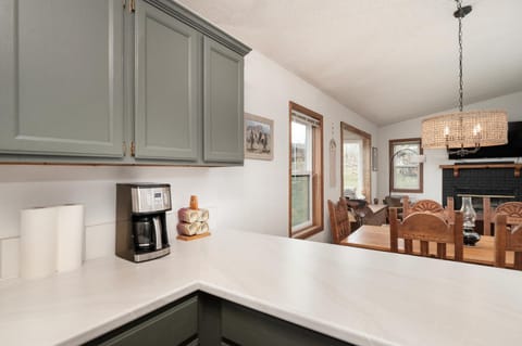 Pet Friendly - Cozy & Modern Cabin - Surrounded by Nature Cabin in Rocky Mountain National Park