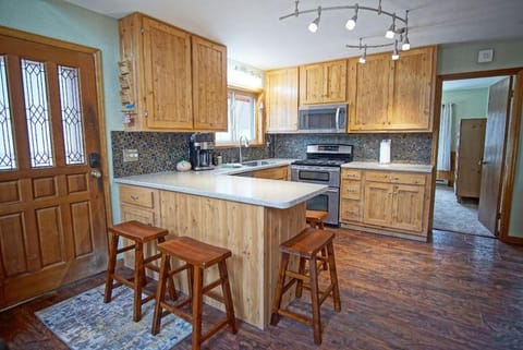 Pet Friendly, Firepit, Wrap around Porch, Close to Lake Granby and Highland Marina House in Rocky Mountain National Park