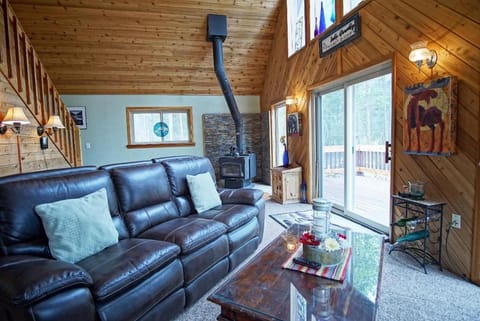 Pet Friendly, Firepit, Wrap around Porch, Close to Lake Granby and Highland Marina House in Rocky Mountain National Park