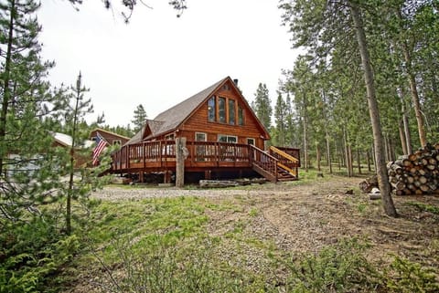 Pet Friendly, Firepit, Wrap around Porch, Close to Lake Granby and Highland Marina House in Rocky Mountain National Park