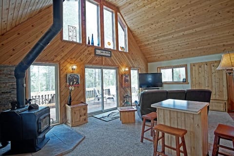 Pet Friendly, Firepit, Wrap around Porch, Close to Lake Granby and Highland Marina House in Rocky Mountain National Park