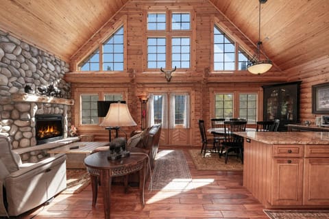 Spacious Cabin - Quality Finishes & Furniture, 2 Large Bedroom Suites Plus Den Bedroom Suite Cabin in Rocky Mountain National Park