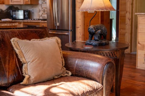 Spacious Cabin - Quality Finishes & Furniture, 2 Large Bedroom Suites Plus Den Bedroom Suite Cabin in Rocky Mountain National Park