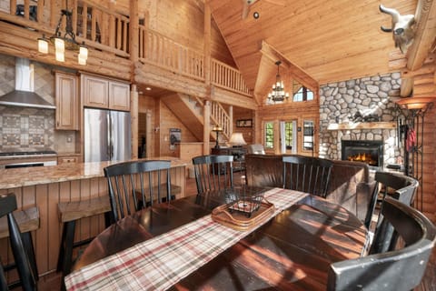 Spacious Cabin - Quality Finishes & Furniture, 2 Large Bedroom Suites Plus Den Bedroom Suite Cabin in Rocky Mountain National Park