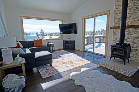 New Hot Tub, Firepit, Laundry, Big Front Deck with Great Views House in Rocky Mountain National Park
