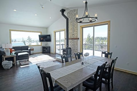 New Hot Tub, Firepit, Laundry, Big Front Deck with Great Views House in Rocky Mountain National Park