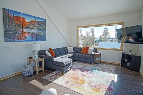 New Hot Tub, Firepit, Laundry, Big Front Deck with Great Views House in Rocky Mountain National Park