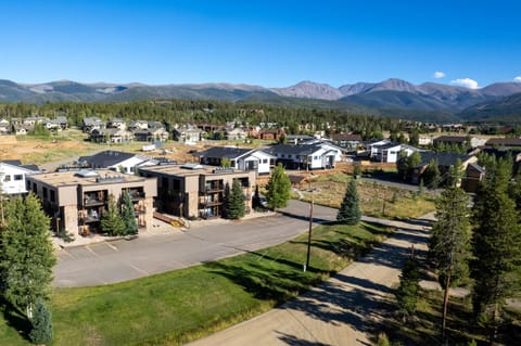 Versatile Rental, Firepit, Balcony with Grill and Outdoor Seating Apartment in Fraser