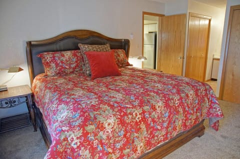 Wrap Around Deck, Firepit, Panoramic Views, Close to Downtown Grand Lake Apartment in Grand Lake