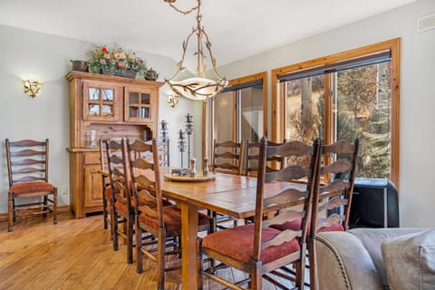 Private Hot Tub, 2 Living Areas with Fireplaces, Kitchen and Kitchenette, New Listing House in Edwards