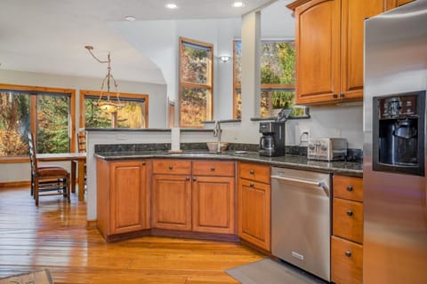 Private Hot Tub, 2 Living Areas with Fireplaces, Kitchen and Kitchenette, New Listing House in Edwards