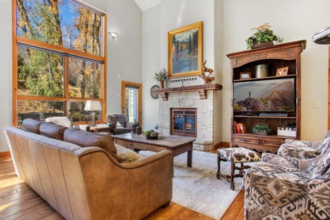 Private Hot Tub, 2 Living Areas with Fireplaces, Kitchen and Kitchenette, New Listing House in Edwards