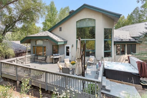 Private Hot Tub, 2 Living Areas with Fireplaces, Kitchen and Kitchenette, New Listing House in Edwards