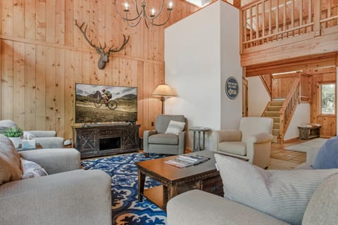 Private Hot Tub, Pet Friendly, 2 Living Rooms, Kitchen Plus Kitchenette, On Shuttle Route House in Vail