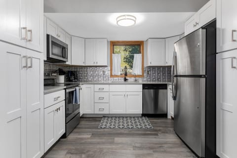 Private Hot Tub Overlooking Gore Creek, Parking for 4, Updated Townhome House in Vail