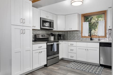 Private Hot Tub Overlooking Gore Creek, Parking for 4, Updated Townhome House in Vail