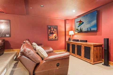 Outdoor Private Hot Tub, In Home Movie Theater, Luxurious Creekside Home House in Vail