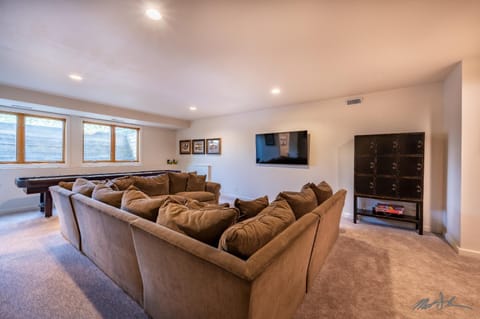 Pool, Private Hot Tub, Game Room, Luxury Home House in Edwards