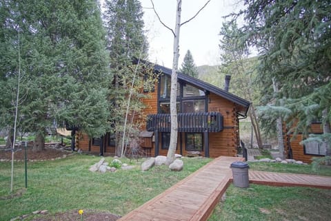 2 Bedroom Plus Loft, Right on Gore Creek, Free Bus Route, New Listing House in Vail