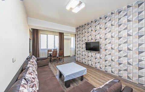 TV and multimedia, Living room, Seating area, Dining area