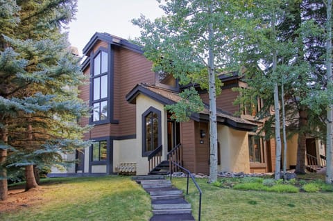 Outdoor Pool and Hot Tub, Steps From Hiking & Biking, On Call Shuttle Apartment in Avon