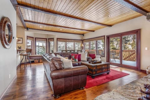 Private Hot Tub, Luxurious & Large with 3 Living Rooms, Convenient to Free Bus House in Vail