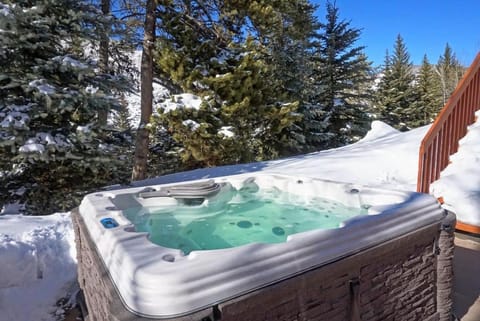 Private Hot Tub, Luxurious & Large with 3 Living Rooms, Convenient to Free Bus House in Vail