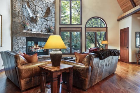 Private Hot Tub, Luxurious & Large with 3 Living Rooms, Convenient to Free Bus House in Vail