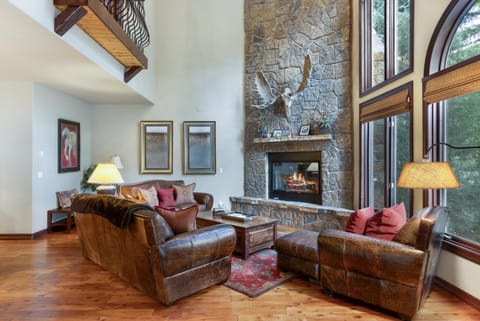 Private Hot Tub, Luxurious & Large with 3 Living Rooms, Convenient to Free Bus House in Vail