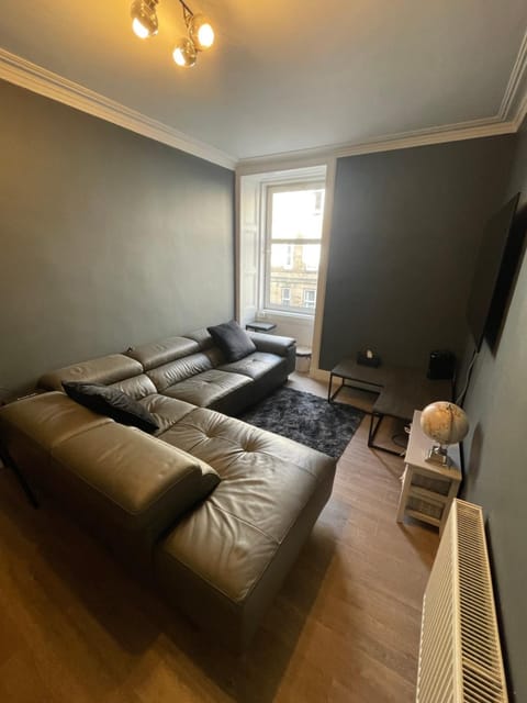 Fountain park get away one bedroom in a 2 bedroom apartment Vacation rental in Edinburgh