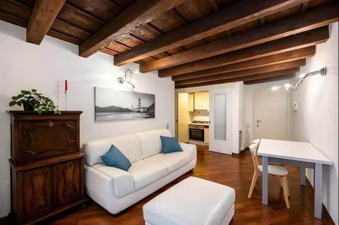 TV and multimedia, Kitchen or kitchenette, Living room, Seating area, Dining area