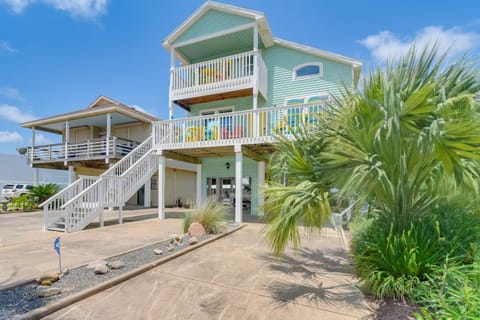 Boat Slip and Decks Waterfront Gem Near Galveston! House in Tiki Island
