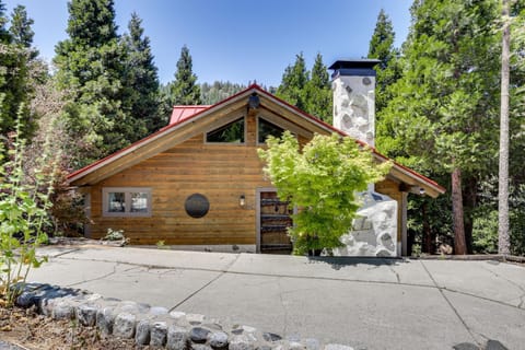 Walk to Lake Gregory Family Retreat with Patio! House in Crestline