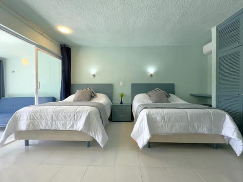 Bed, TV and multimedia, Balcony/Terrace, Photo of the whole room, Bedroom, towels, wardrobe, air conditioner