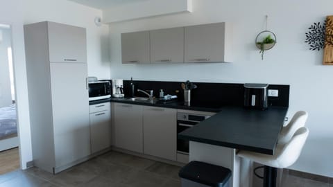 Coffee/tea facilities, Kitchen or kitchenette, Dining area, dishwasher, oven, pet friendly, stove, toaster