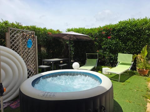 Patio, Day, Natural landscape, Garden, Hot Tub, Garden view, sunbed