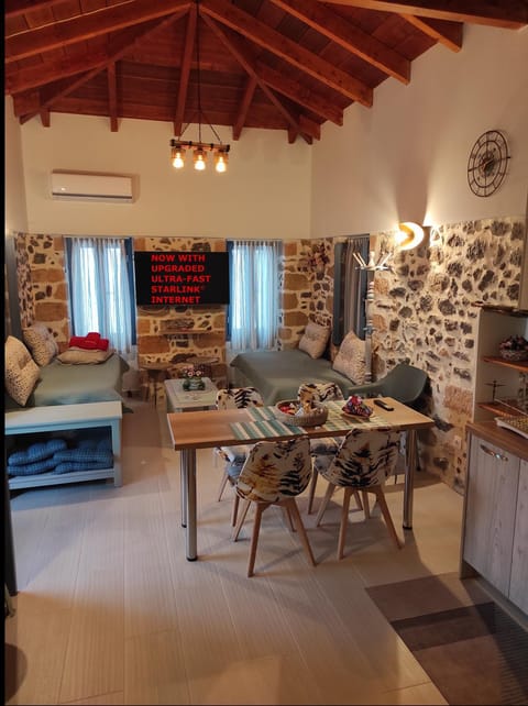 Bed, TV and multimedia, Living room, Seating area, internet, air conditioner