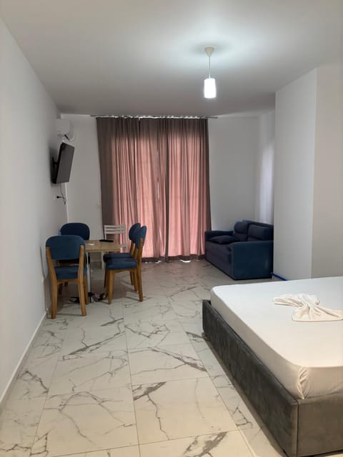 Bed, TV and multimedia, Living room, Photo of the whole room, Seating area, Bedroom
