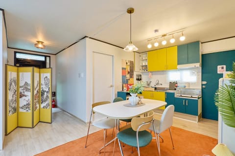 Coffee/tea facilities, Kitchen or kitchenette, Dining area