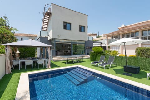 Property building, Garden view, Swimming pool, sunbed