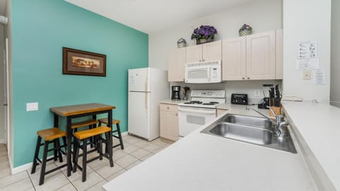 Coffee/tea facilities, Kitchen or kitchenette, Dining area, dishwasher, oven, stove, toaster