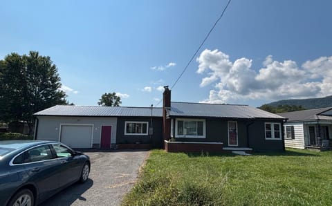 Day, Neighbourhood, Natural landscape, Mountain view, Street view