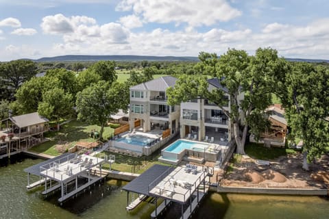 Property building, Bird's eye view, Lake view, Swimming pool