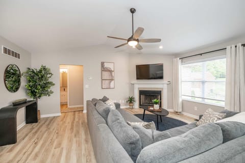 Poolside Paradise Near the Ark House in Ohio